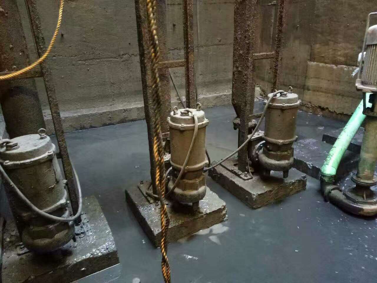 新城污水池清理