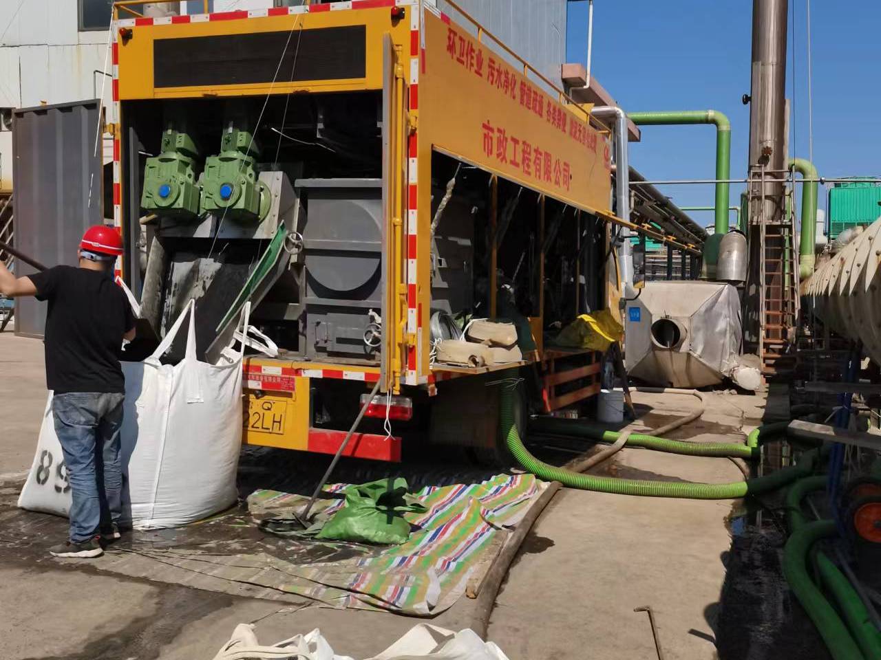 新城淤泥压干处理