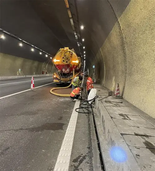 新城隧道排水渠清淤